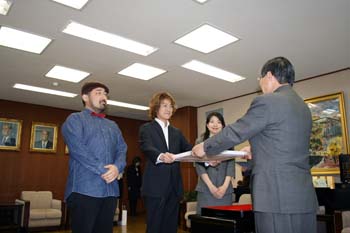 かなり立派なお部屋にて